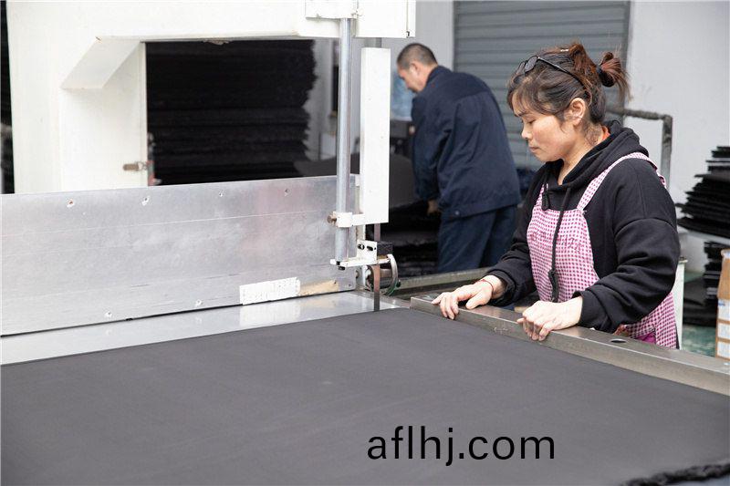 CR減震保(bao)溫條(tiao)